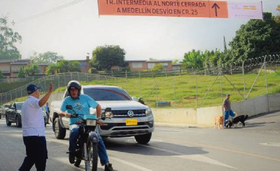 Cerrada Por Tres Meses La Transversal Intermedia, A La Altura De La Loma De El Esmeraldal
